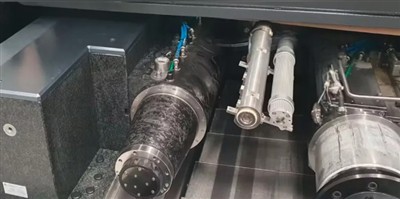 Rolele din fibră de carbon sunt folosite la mașinile-unelte de șlefuit, iar p...